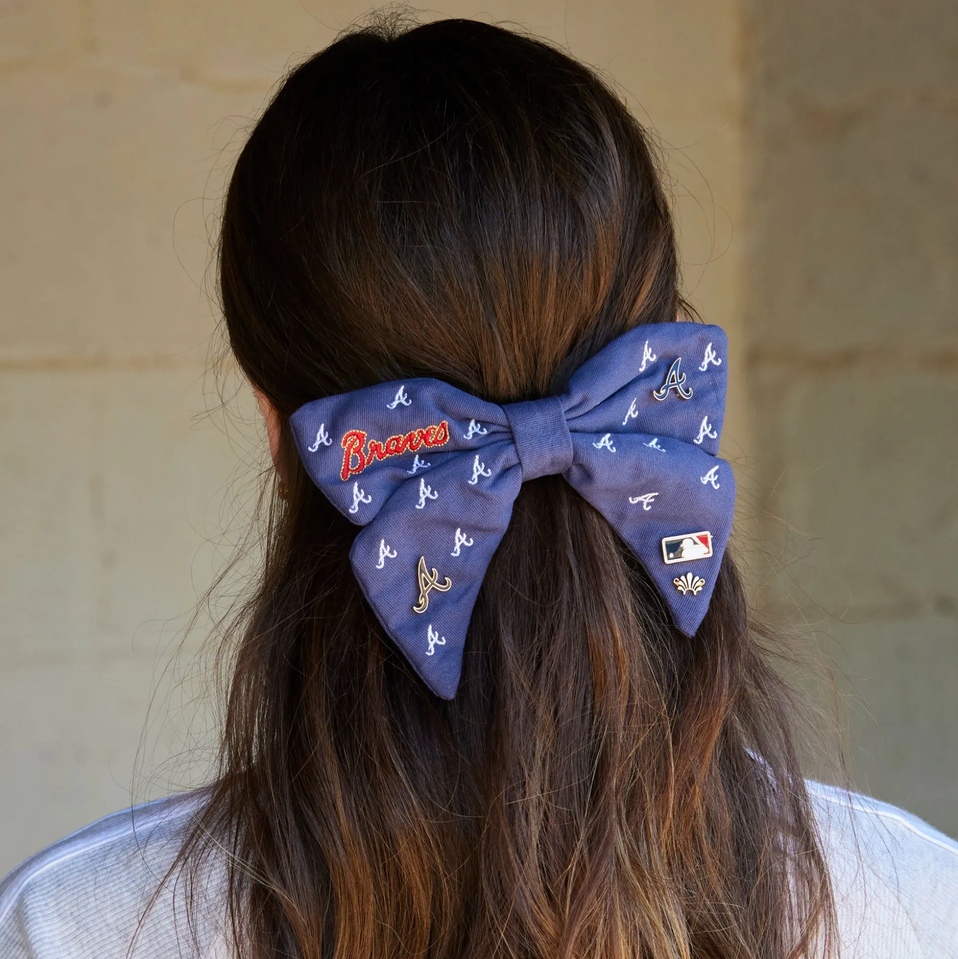 ATLANTA BRAVES LELE SADOUGHI / MLB NAVY BOW BARRETTE