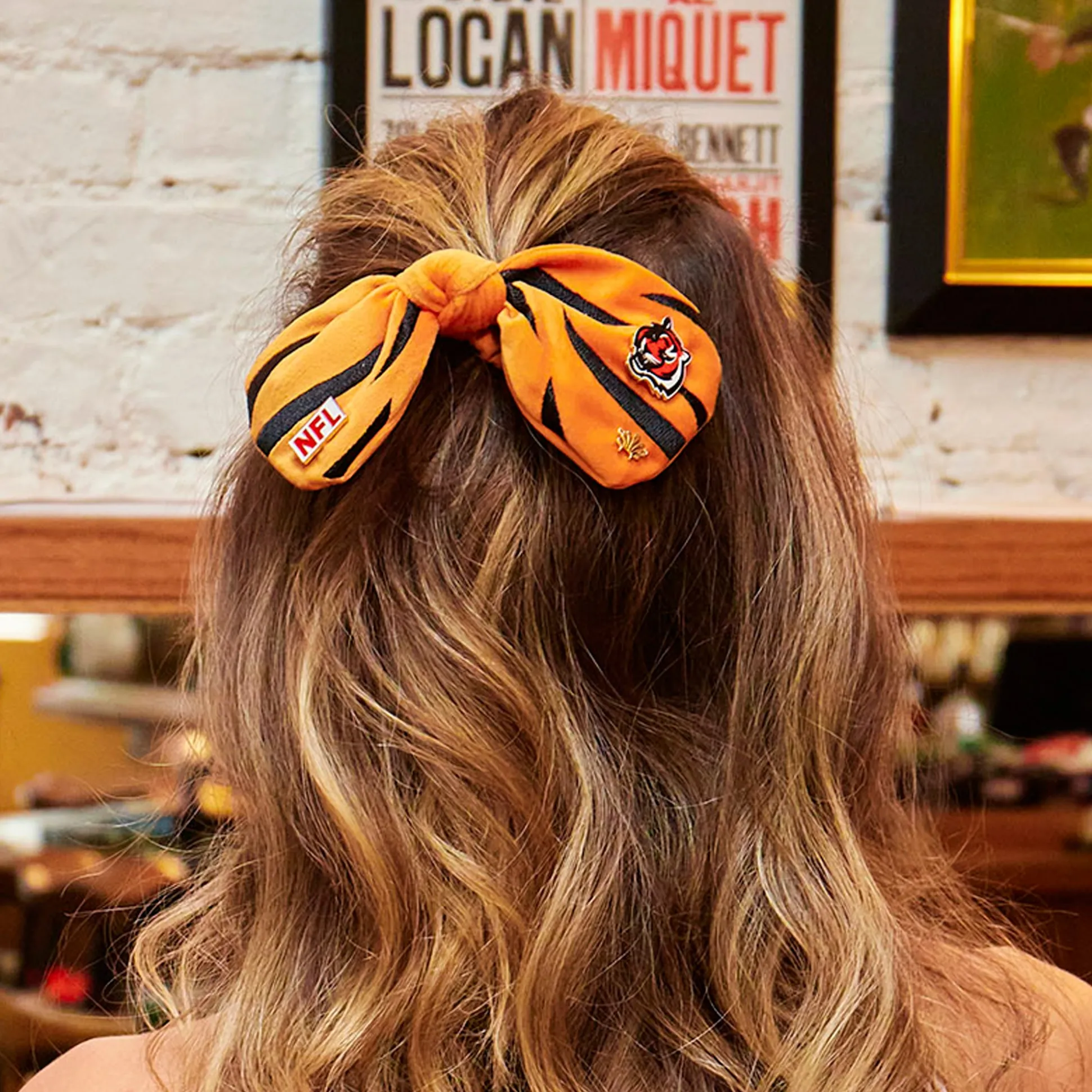 CINCINNATI BENGALS LELE SADOUGHI X NFL ORANGE BOW SCRUNCHIE