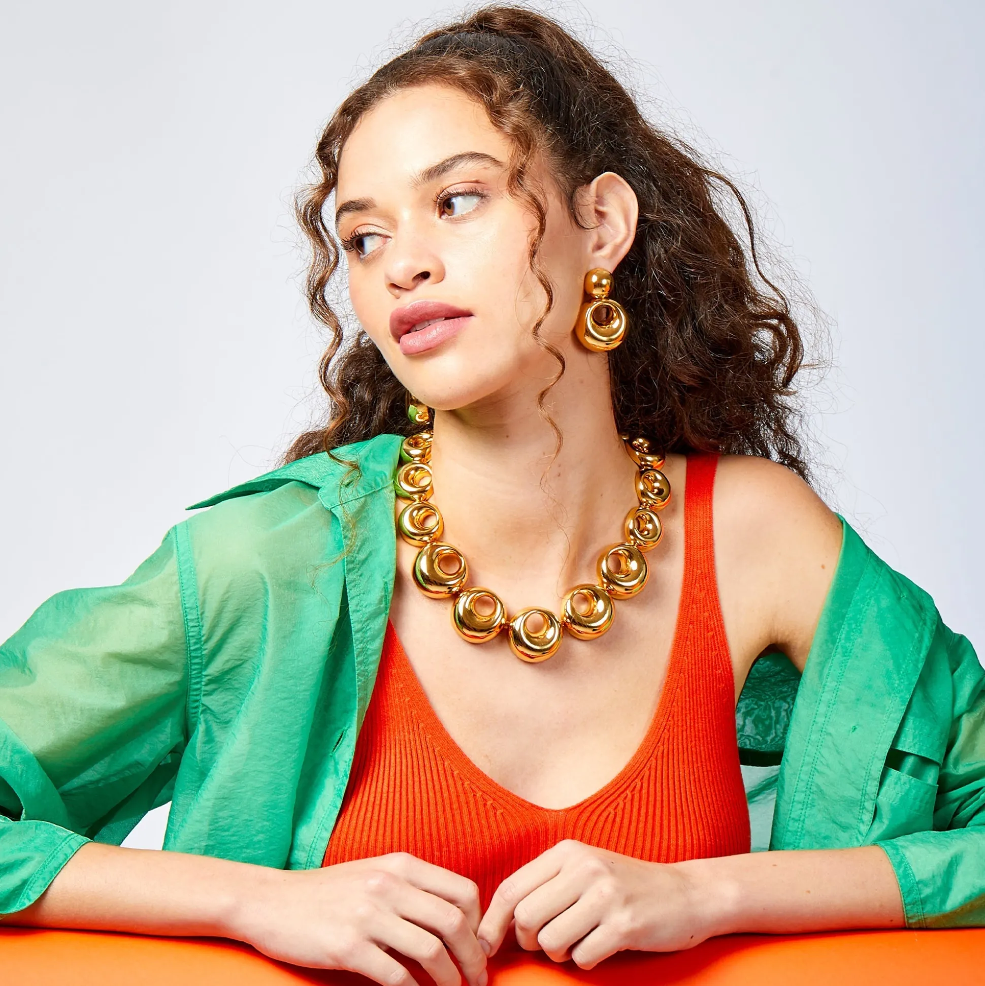 GOLD MEDALLION NECKLACE