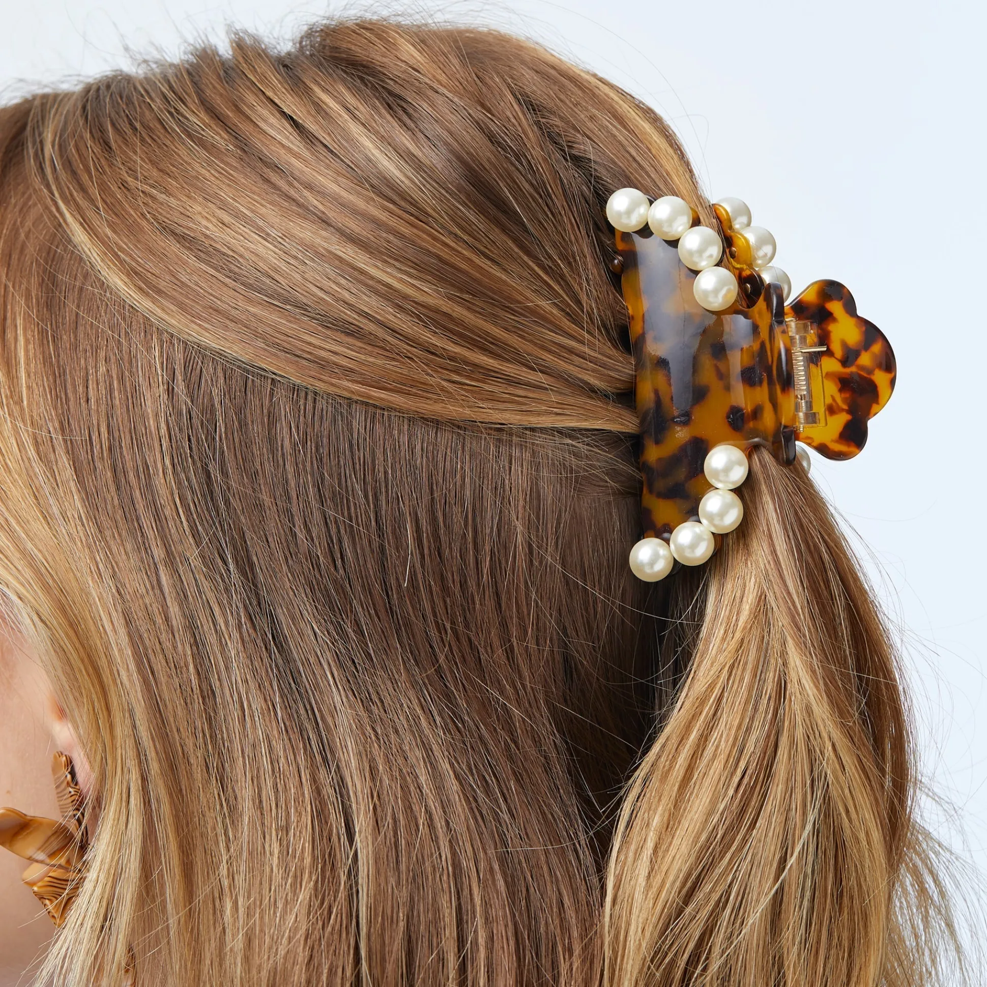 TORTOISE MEDIUM PEARL CLAW CLIP